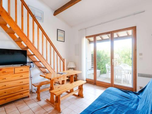 un salon avec un escalier et un canapé dans l'établissement Pavillon studio mezzanine climatisé proche plage et lagune à Gruissan - FR-1-409-273, à Gruissan