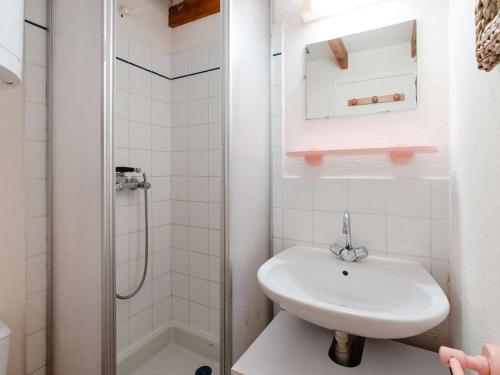 une salle de bain blanche avec un lavabo et une douche dans l'établissement Pavillon studio mezzanine climatisé proche plage et lagune à Gruissan - FR-1-409-273, à Gruissan