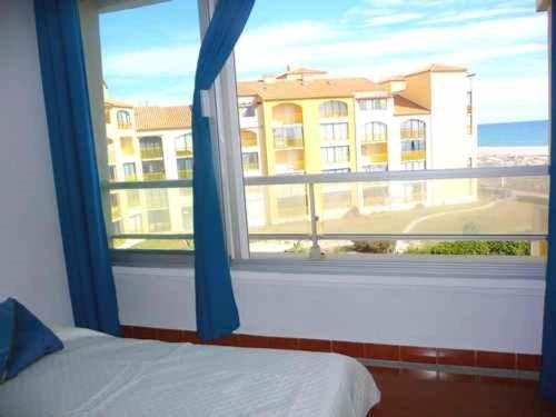 Photo de la galerie de l'établissement Studio au bord de l'eau avec loggia, accès direct plage - FR-1-782-69, au Barcarès