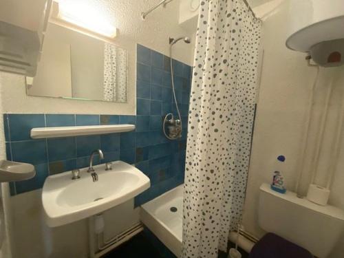 Photo de la galerie de l'établissement Studio au bord de l'eau avec loggia, accès direct plage - FR-1-782-69, au Barcarès