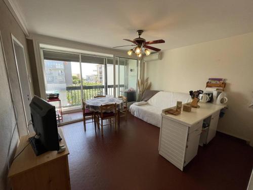 une chambre avec un lit, une table et une télévision dans l'établissement Appartement T3 Climatisé, 6 Pers, Proche Plage et Commerces, Parking Privé, Animaux Admis - FR-1-106-104, à Saint-Cyprien