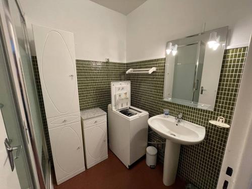 La petite salle de bains est pourvue d'un lavabo et d'un lave-linge. dans l'établissement Appartement T3 Climatisé, 6 Pers, Proche Plage et Commerces, Parking Privé, Animaux Admis - FR-1-106-104, à Saint-Cyprien