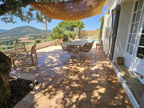 Photo de la galerie de l'établissement Charmante villa rénovée avec piscine privée et climatisation, 3 chambres, 6 personnes - FR-1-768-98, à Saint-Peïre-sur-Mer