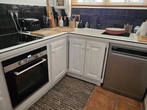 Photo de la galerie de l'établissement Charmante villa rénovée avec piscine privée et climatisation, 3 chambres, 6 personnes - FR-1-768-98, à Saint-Peïre-sur-Mer