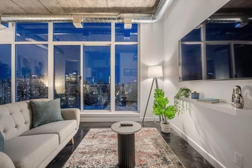 カルガリーにあるStudio Just Steps from Stampede Park, Luxury Livingのギャラリーの写真