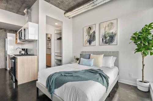 カルガリーにあるStudio Just Steps from Stampede Park, Luxury Livingのギャラリーの写真