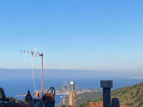 une vue sur l'océan depuis une maison dans l'établissement Maison de village a la Turbie, à La Turbie