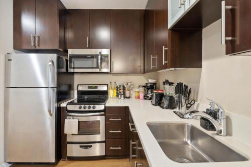 Dapur atau dapur kecil di Artistic Studio in Downtown SM with Breathtaking Skyline View