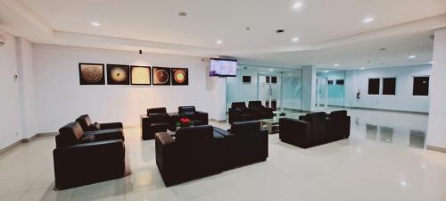 Posezení v ubytování TOS Hotel & Convention Center Tangerang Powered by Archipelago
