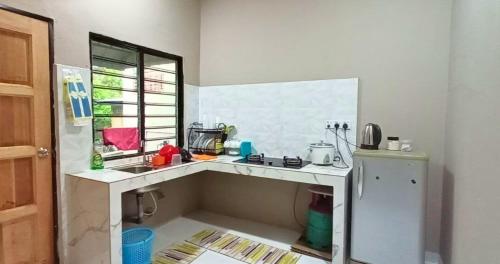 Kuchyň nebo kuchyňský kout v ubytování Homestay Bonda Kota Bharu