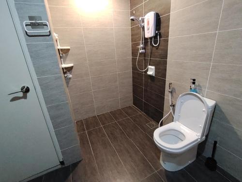 een badkamer met een toilet en een telefoon aan de muur bij Holiday At Midhills Genting Highlands Free Wi-Fi in Genting Highlands
