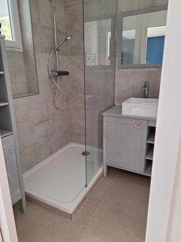 une salle de bain avec douche et lavabo dans l'établissement Mimilou Agathines, au Cap d'Agde