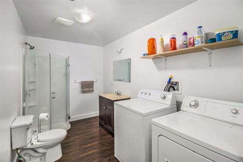 ガティノーにあるBeautiful Room 4mins from Gatineau Ottawa Airportの白いバスルーム(トイレ、洗濯機付)