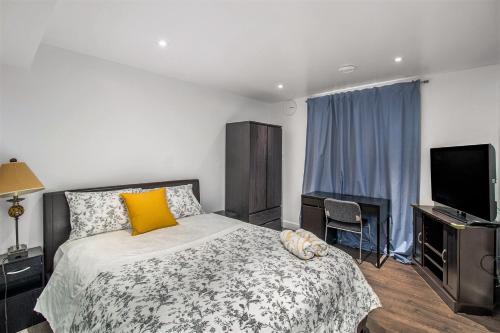 ガティノーにあるBeautiful Room 4mins from Gatineau Ottawa Airportのベッドと薄型テレビのある寝室