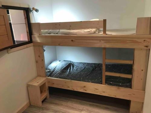 une chambre avec deux lits superposés dans une pièce dans l'établissement Appartement 50m2 proche du centre Praz sur arly, à Praz-sur-Arly