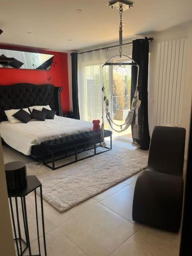 - une chambre avec un lit et une balançoire dans l'établissement coquin, à Noisy-le-Sec