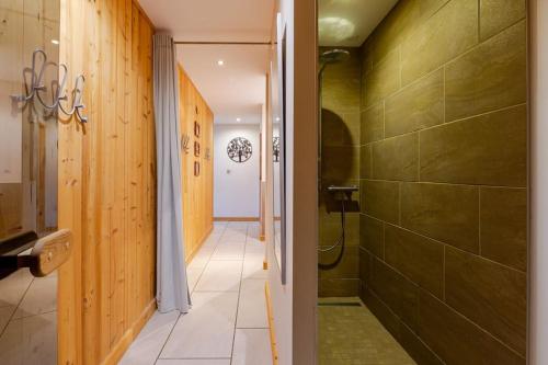 Koupelna v ubytování appartement en chalet individuel sauna piscine