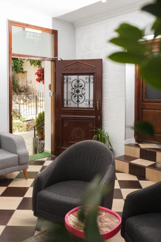 Khu vực ghế ngồi tại Homelike Guest house