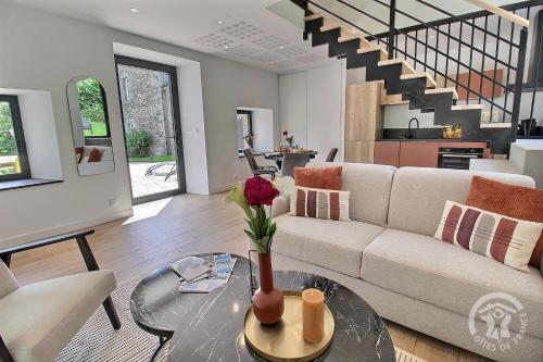 a living room with a couch and a table at Rubis in Troguéry