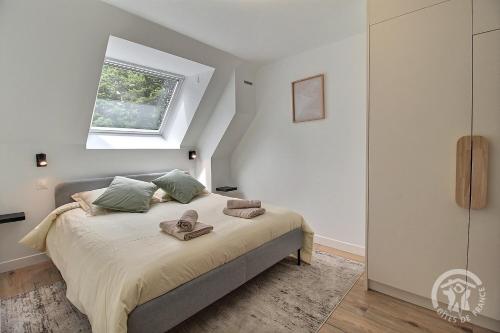 a bedroom with a bed with towels on it at Rubis in Troguéry