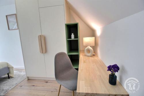 a dining room with a table and a chair at Rubis in Troguéry