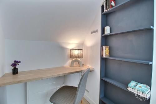 a home office with a desk and a chair at Rubis in Troguéry