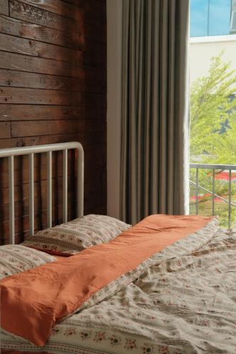 Giường trong phòng chung tại Nhà Bơ Homestay Đà Nẵng