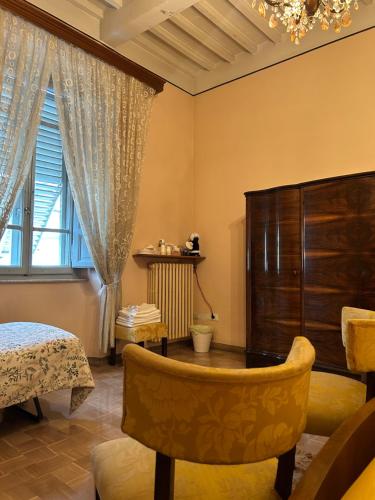 a room with a chair and a table and a window at Villa Ada in Monsummano