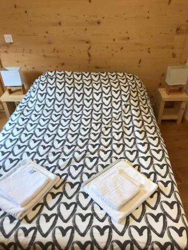 - un lit avec 2 plateaux dans l'établissement FLUMET , Appartement Espace Diamant, à Flumet