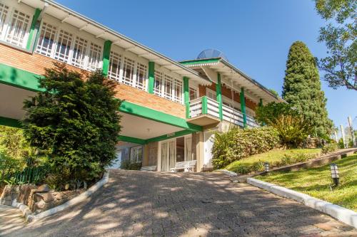 a large building with a street in front of it at Hotel Pousada Ald' Mama in Gramado