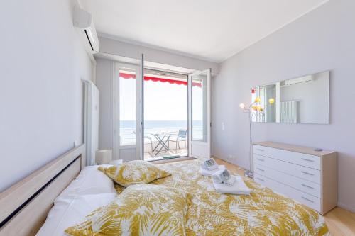 une chambre avec un lit avec vue sur l'océan dans l'établissement Wonderful Apartment on Sea, à Nice