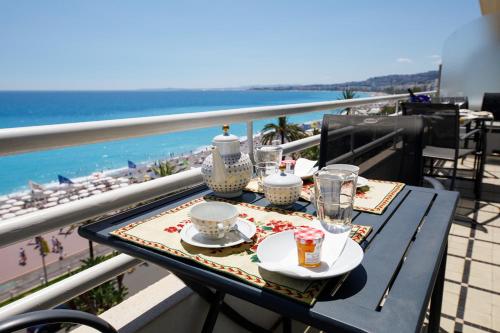 une table sur un balcon avec vue sur la plage dans l'établissement Wonderful Apartment on Sea, à Nice