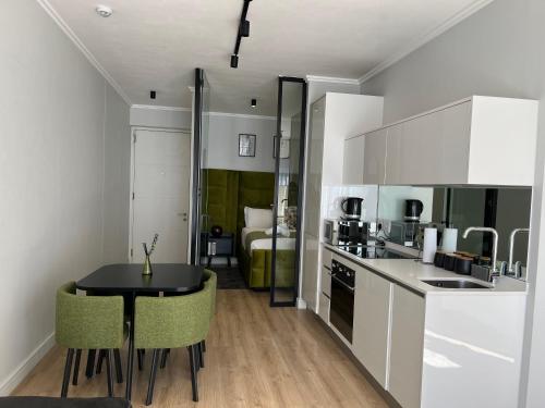 Una cocina y un comedor con mesa y sillas. en Ellipse waterfall midrand, en Midrand