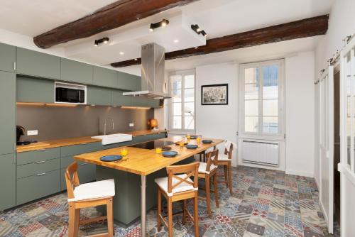 une cuisine avec une table et des chaises en bois dans l'établissement Le Grand Authentique, à Carcassonne