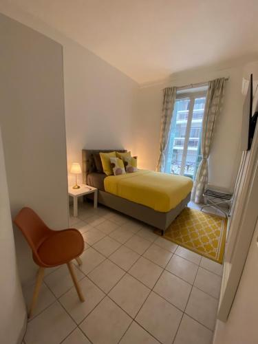 Voodi või voodid majutusasutuse The French Coastal Retreat by J - Central, 5 Mins to SEA, Tram, Train, AC, WiFi toas