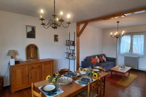 un salon avec une table et un canapé bleu dans l'établissement 3Terrasses-Idéale Famille-Spa, à Preixan