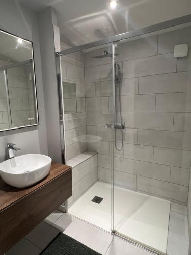 une salle de bain avec douche et lavabo dans l'établissement Sweet Home au pied des dentelles, à Beaumes-de-Venise
