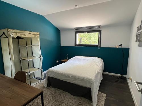 une chambre avec un lit, une table et une fenêtre dans l'établissement Sweet Home au pied des dentelles, à Beaumes-de-Venise