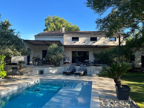 une piscine devant une maison dans l'établissement Sweet Home au pied des dentelles, à Beaumes-de-Venise