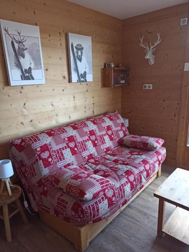 une chambre avec un lit avec une couverture rouge dans l'établissement Le Cocon des Carroz, au centre de la station et proximité des pistes, apt 4 pers, à Arâches-la-Frasse