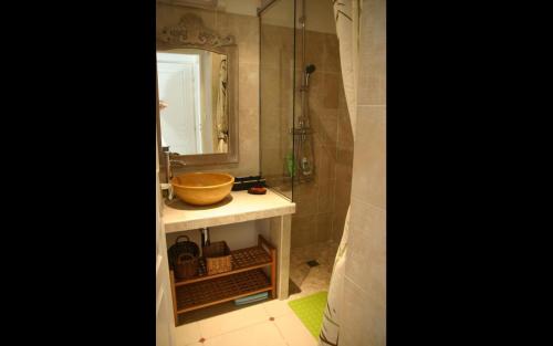 ein Badezimmer mit Waschbecken und Spiegel in der Unterkunft Le mazet in Saint-Mandrier-sur-Mer