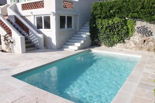 - une piscine en face d'une maison avec des escaliers dans l'établissement Maison avec vue sur le port de plaisance, à Saint-Mandrier-sur-Mer