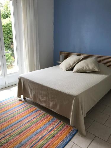 un lit avec deux oreillers dessus dans une chambre dans l'établissement Maison avec vue sur le port de plaisance, à Saint-Mandrier-sur-Mer