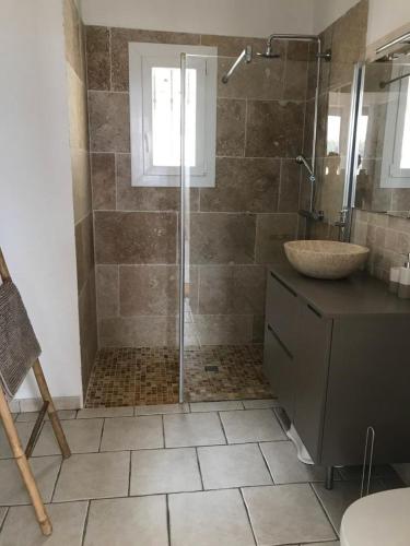 une salle de bain avec douche et lavabo dans l'établissement Maison avec vue sur le port de plaisance, à Saint-Mandrier-sur-Mer