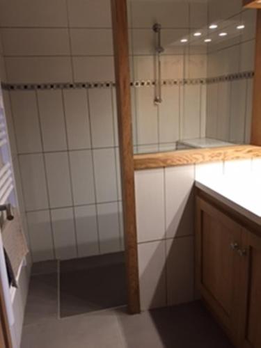 - une cuisine avec des murs carrelés blancs et un comptoir dans l'établissement Gîte location de vacances : G2735, à Saint-Maximin-la-Sainte-Baume