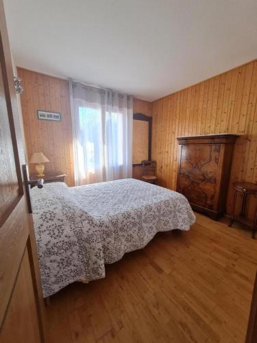 une chambre avec un lit et un parquet dans l'établissement Gîte location de vacances : G2735, à Saint-Maximin-la-Sainte-Baume