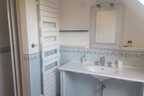 Et badeværelse på BRETAGNE proche mer maison 5 chambres