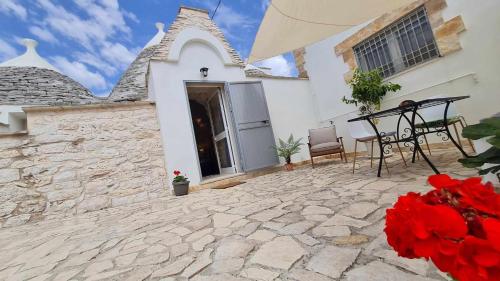 Το κτήριο όπου στεγάζεται  το διαμέρισμα