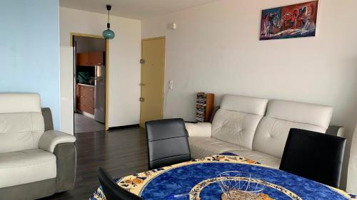 un salon avec un canapé et une table dans l'établissement 3p à Banyuls-sur-mer traversant mer-montagne, à Banyuls-sur-Mer