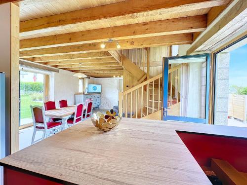 une cuisine et une salle à manger avec une table et des chaises dans l'établissement Ker Benouic jolie demeure bretonne 6 personnes, à Bourg-Blanc